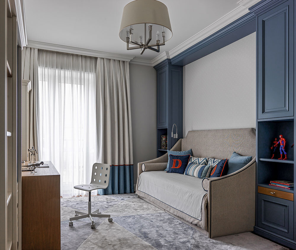 Площадь — 18,0 м². Подушки, покрывало, шторы — Loffilab (Россия). Ковер — Аrt de Vivre (Москва). Кровать изготовлена на заказ компанией Loffilab