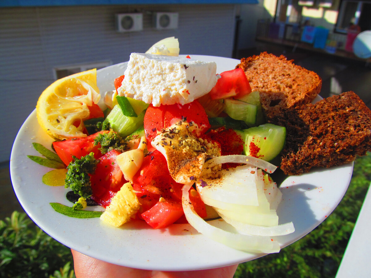 Салат помидорно-огуречный с имбирём