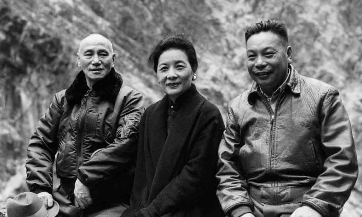 Слева направо: отец Цзян Цзинго - Чан Кайши, мачеха Сун Мэйлин и Цзян Цзинго.