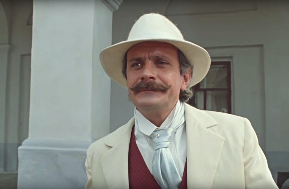 Кадр из фильма «Жестокий романс». Безбородый Паратов приезжает в Бряхимов.