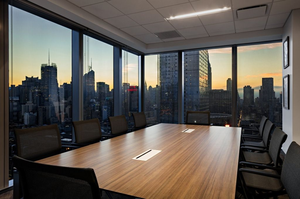 Работа в офисе - интриги, кофе, совещания