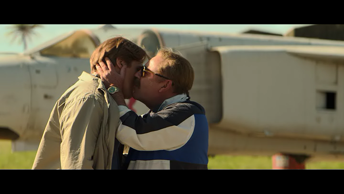 Если вы не знали, русские при встрече обязательно троекратно целуются. Странно, что про хлеб-соль создатели фильма забыли