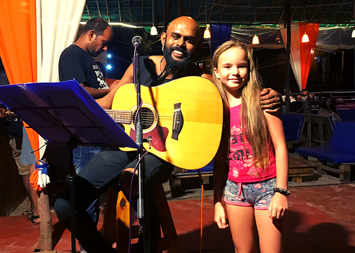 Знакомый гитарист с Шри-Ланки и наша дочка