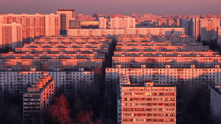 Обычные московские панельки. В них живут люди с совершенно разным доходом и у каждого своя причина не переезжать. В целом, если район обжитой, а соседи нормальные, жить в таком доме не так уж и плохо (фото - pinyerest.com)