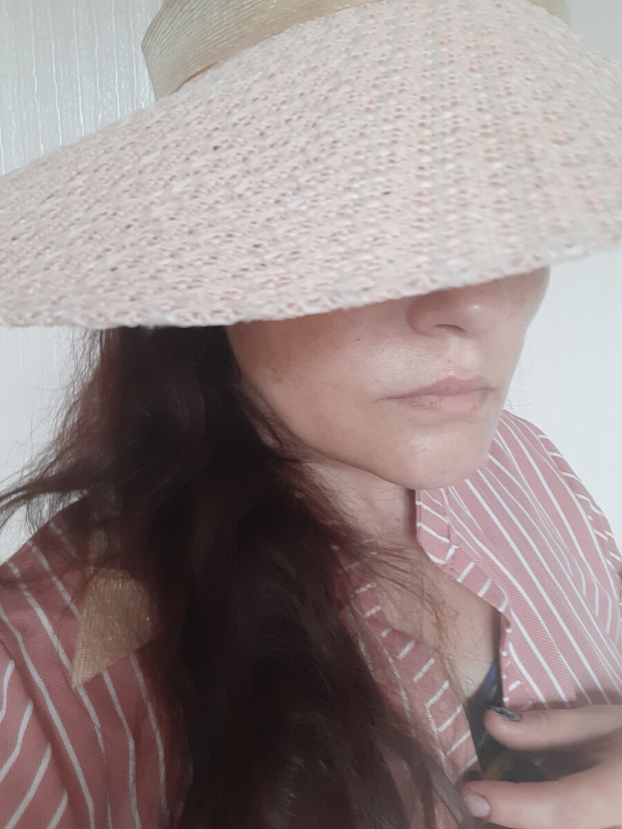 Примерно так натягиваю шляпу). Лицо должно быть в тени.