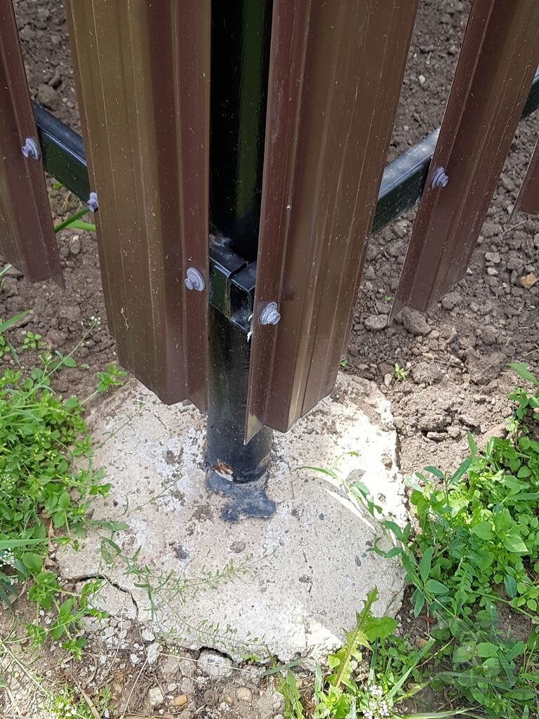 Бетонирование столбиков забора