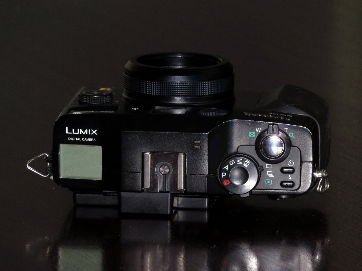 Panasonic LC5 с блендой монитора