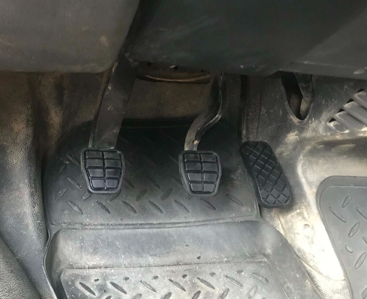 установлены новые накладки (резиновые) на педальный узел.