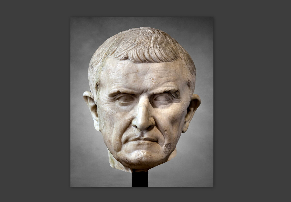 Марк Лициний Красс (115-53 гг. до н.э.). Мрамор. Середина I века до н. э.  Лувр, Париж.     Талантливый оратор, ловкий политик, смелый полководец и один из богатейших людей Рима, сколотивший свое состояние на отборе имущества у людей, попавших в проскрипционные списки. По словам римских историков Красс не знал меры в страстной жажде славы и денег. Перед походом в Парфию он ограбил Иерусалимский Храм, утащил всю золотую утварь, хотя и клялся  первосвященнику, что не тронет золота Храма. Для многих гибель Красса стала карой за  его алчность и святотатство. 