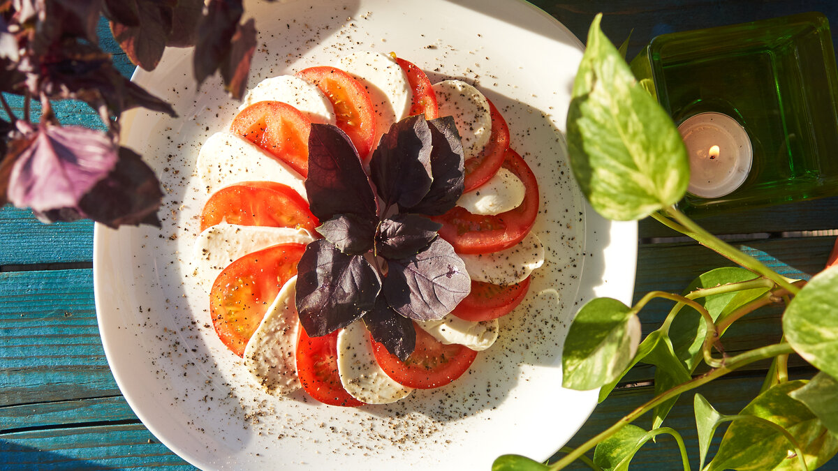 Салат Капрезе летним вечером на террасе автора.