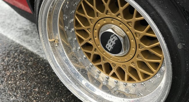 Несмотря на то, что работа достаточно сложная и кропотливая, было принято решение попробовать сделать подобные диски, установить на них резину и попытаться проехать.