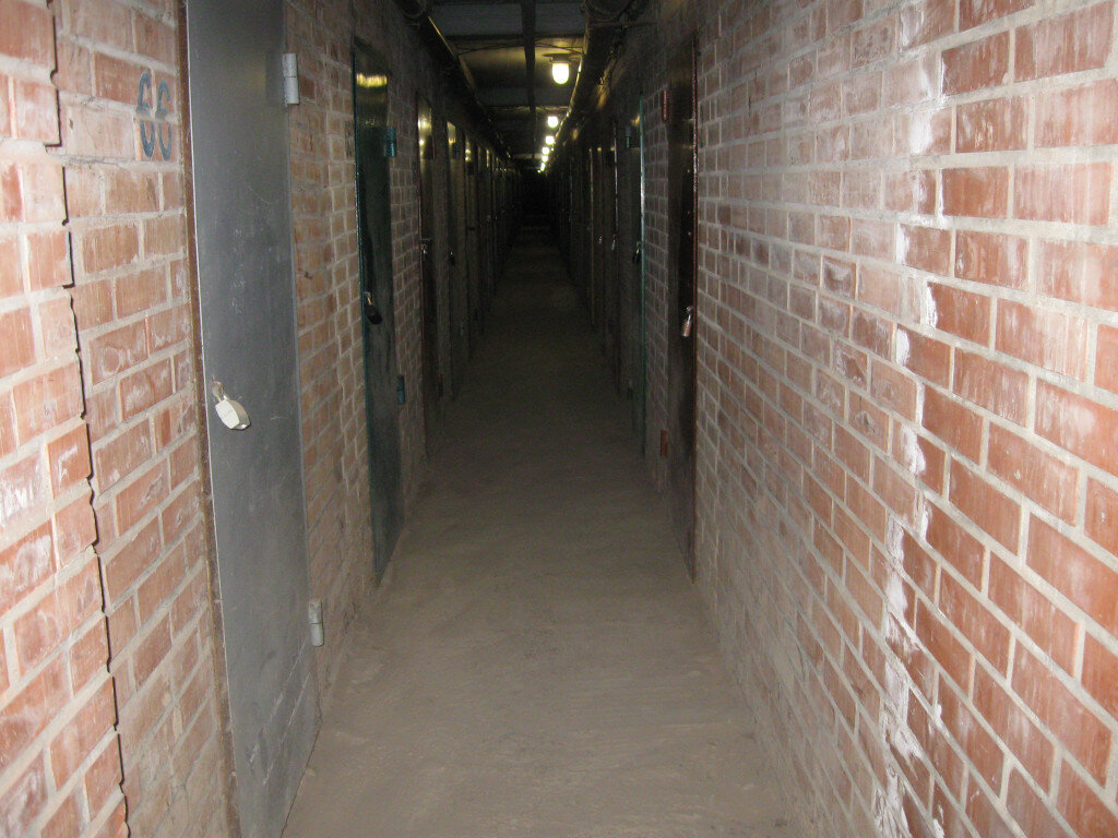 Фото из интернета. Наши кладовки в многоэтажке в Питере  выглядели именно так.