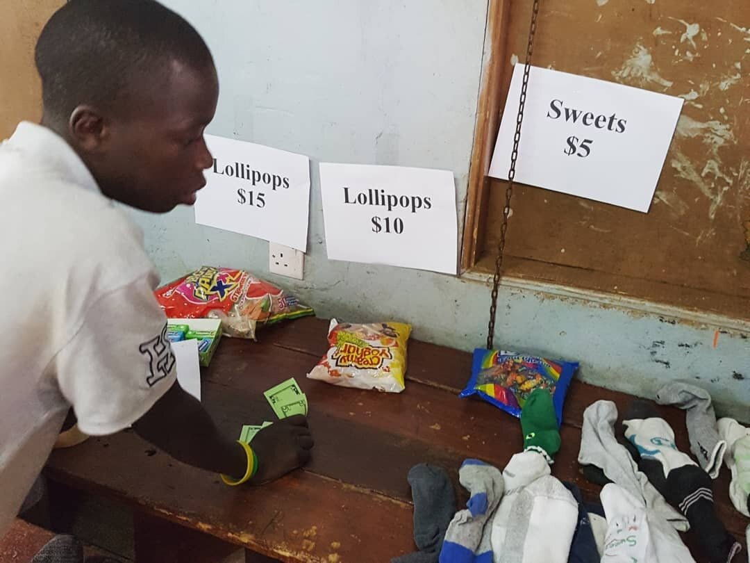 Парень выбирает вещи что бы купить. 