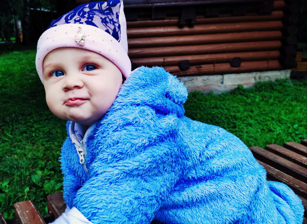 Научились ползать и тренируемся даже на улице