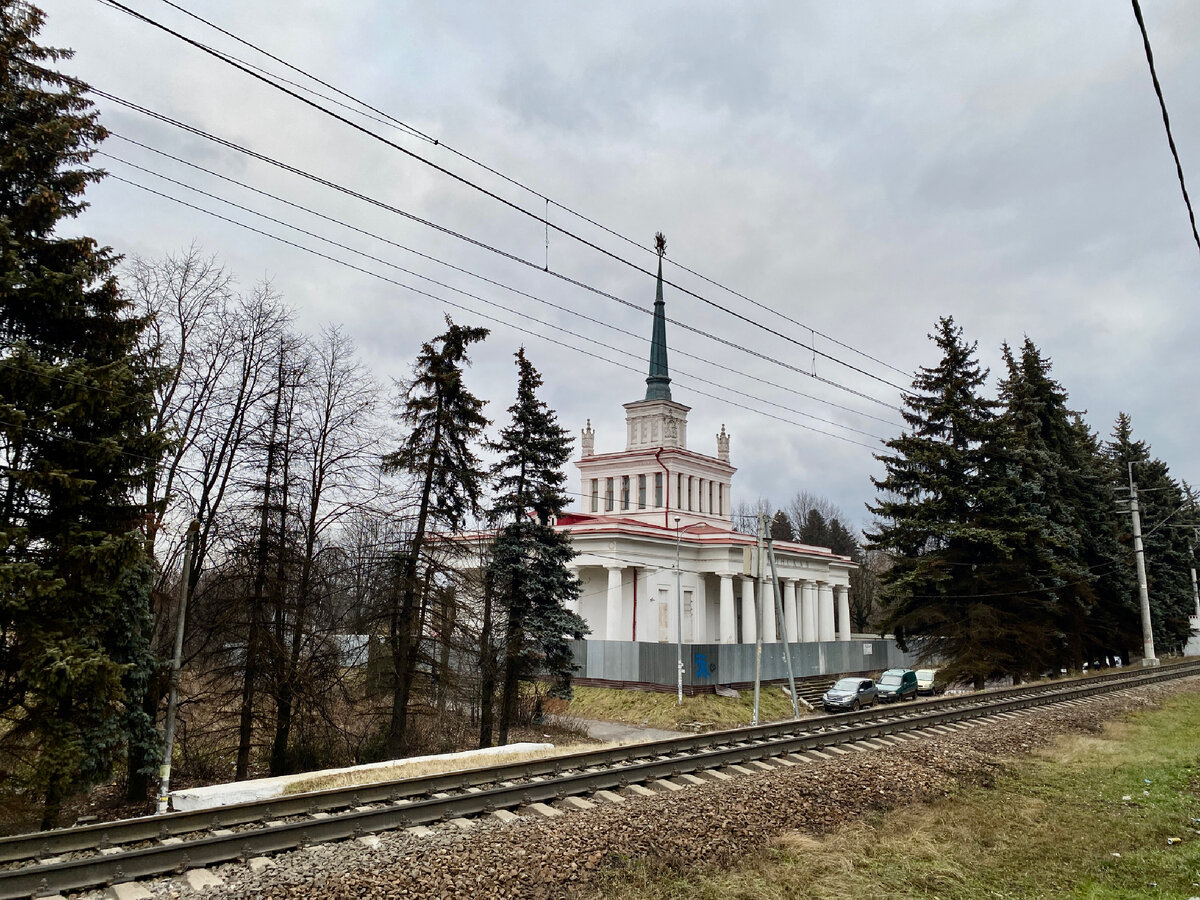 Здание вокзала было построено по проекту архитектора Бориса Мезенцева (фото автор)