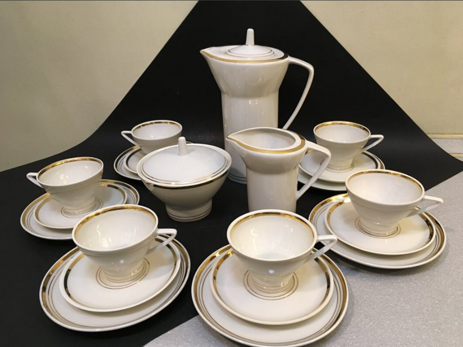 Классическая минималистская роспись золотыми кольцами по окаёму предметов. С моей точки зрения форма хоть и необычная, но довольно странная и неуклюжая. К тому же оказалось, что  она требует большой точности при изготовлении, а это означает - дополнительные издержки. Поэтому сервиз выпускался в течении всего несколько лет (до 1967-го г.) небольшими партиями, и ныне считается редкостью и большой удачей для любого собирателя\коллекционера фарфора. Фото взято из свободного доступа в интернете.