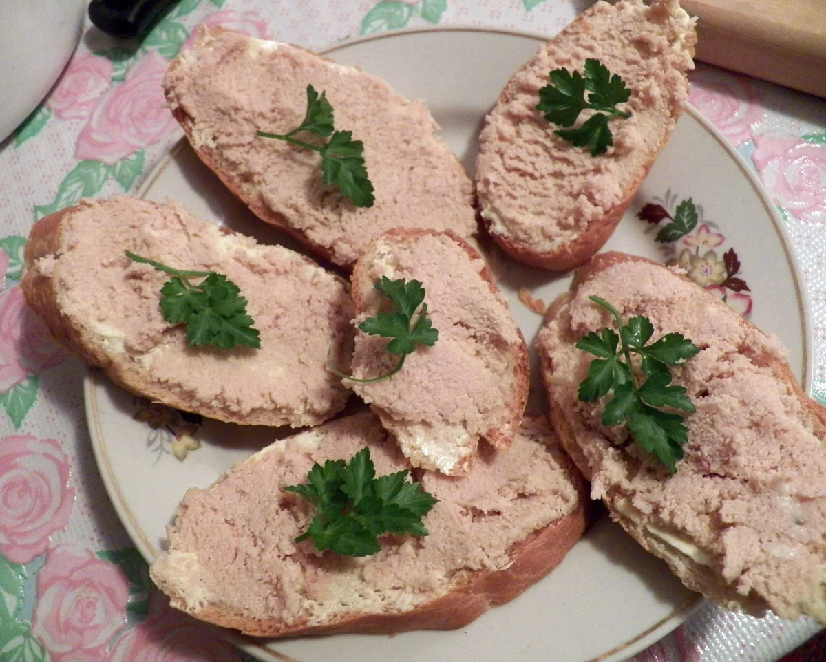 Бутерброды с паштетом из печени куриной