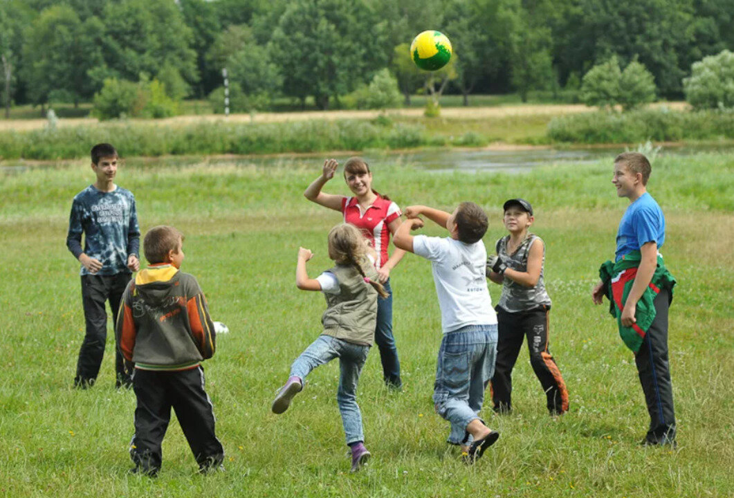 Обучение игре в мяч. Подвижные игры для детей. Уличные игры для детей. Дети играют в мяч. Игры на свежем воздухе для детей.
