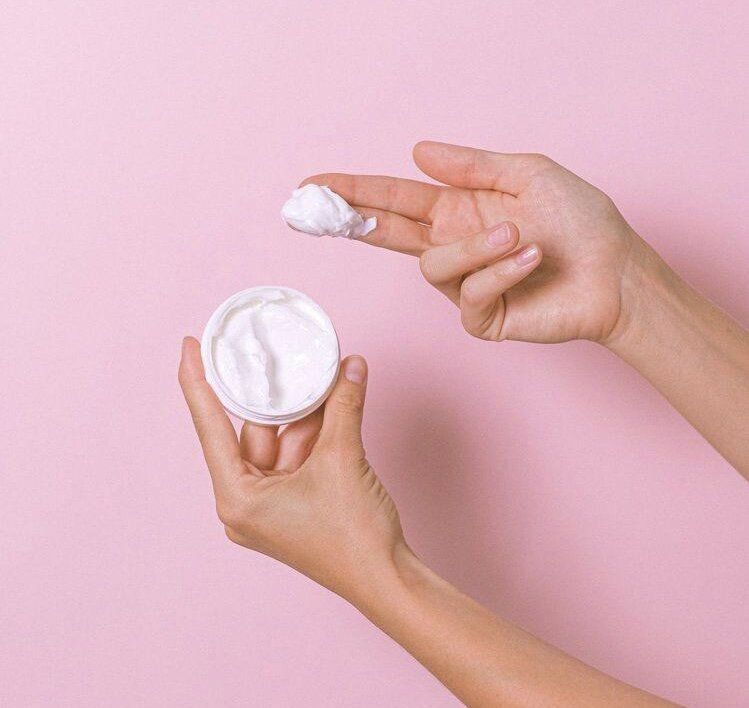 Наносите крем массажными движениями по утрам, несколько раз в день после мытья рук и перед сном.