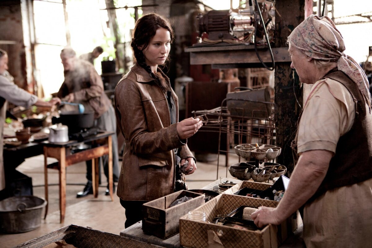 Момент, когда Китнисс получила свой значок сойки-пересмешницы.