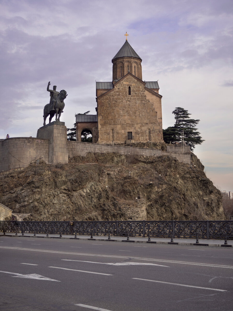 Тбилиси: Храм Метехи. Фото автора