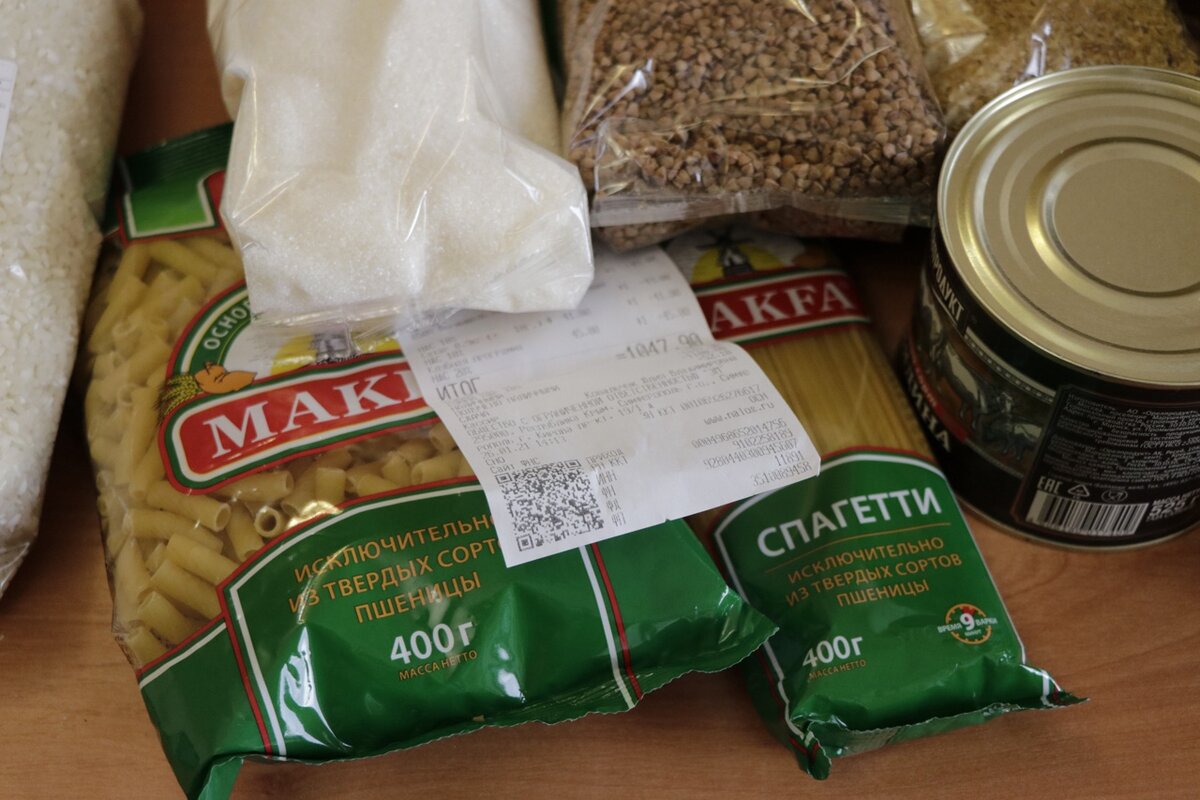 Небольшой запас не помешает, но скупать продукты паками и ящиками — абсурд