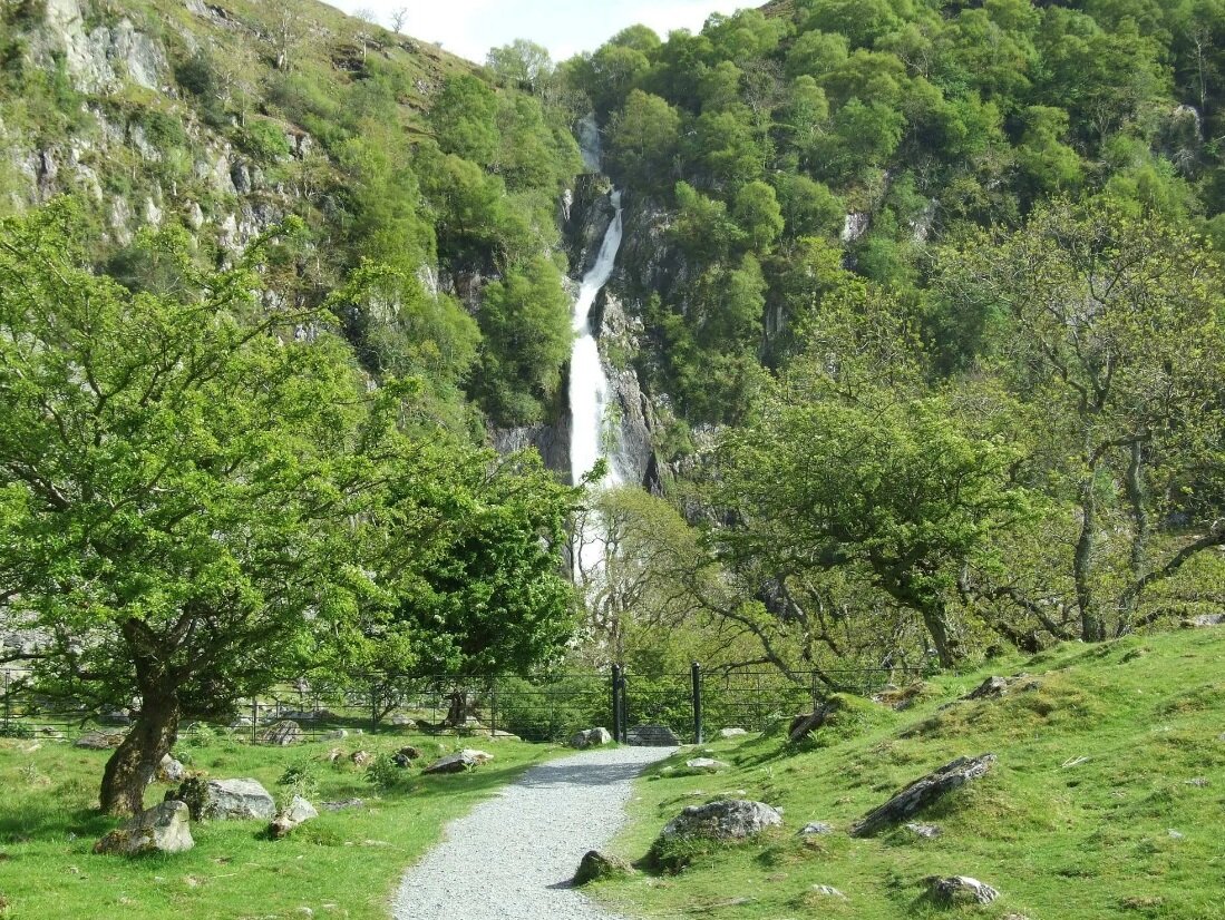 Aber falls single. Абер Фолс валлийский. Валлийский водопад. Водопад Абер. Водопады Уэльса.