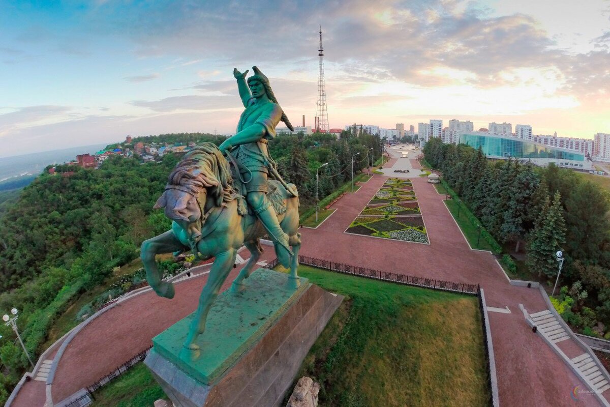 Фото из открытых источников. Памятник Салавату Юлаеву, Конгресс-холл Торатау. 