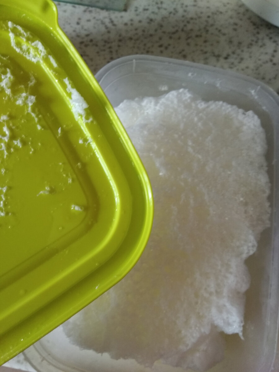 По крышке видно, что ёмкость была заполнена под завязку.