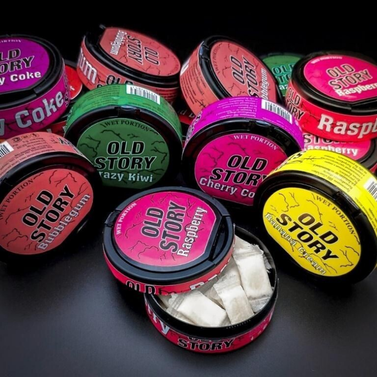 Снюс – бездымный табачный продукт, который выпускается в разных формах и применяется как жевательный табак. Его в виде порционных пакетиков или рассыпного табака помещают между десной и верхней (иногда нижней) губой на 5 – 15 минут для того, чтобы никотин всасывался в кровь и поступал в организм, минуя гортань и легкие. Это вещество не является только табаком. В его состав входит табак, вода как увлажнитель, сода для усиления вкуса и соль или сахар как консервант. В некоторые смеси для дополнительного аромата добавляют эфирные масла листья других трав, кусочки ягод и фруктов.