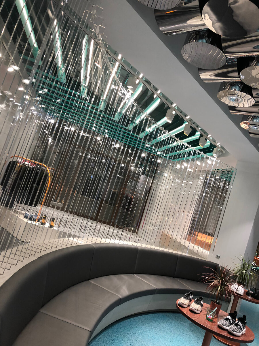 Изучение на практике самых модных мест. Недавно открывшийся Универмаг у Красного моста «Au Pont Rouge». 2017 год.