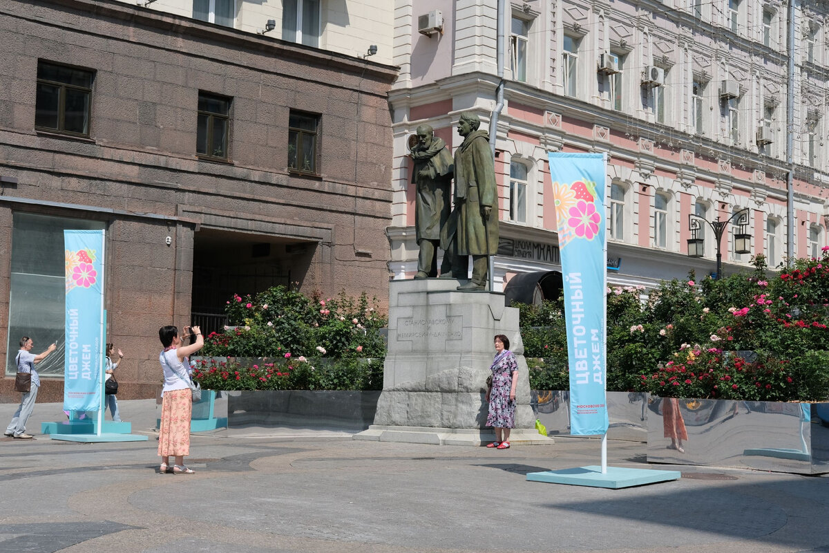 Поснимала у памятника Станиславскому и Немировичу-Данченко. 3 фото