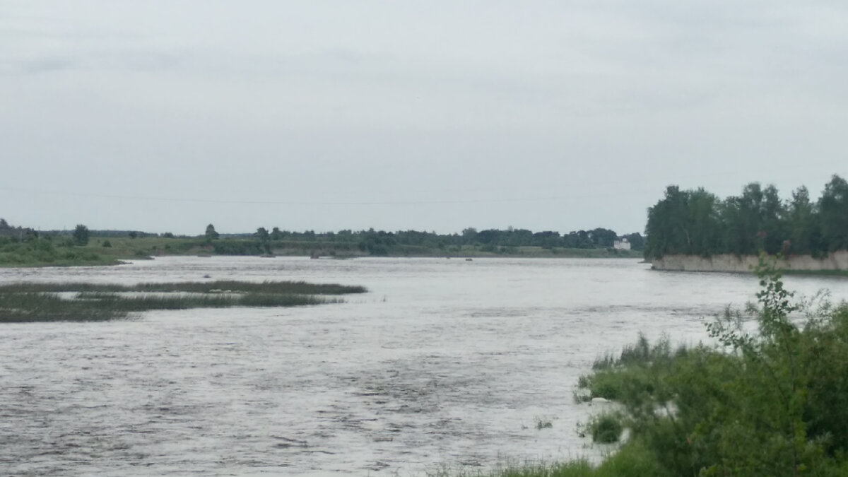 В далеке видна церковь в Выбутах