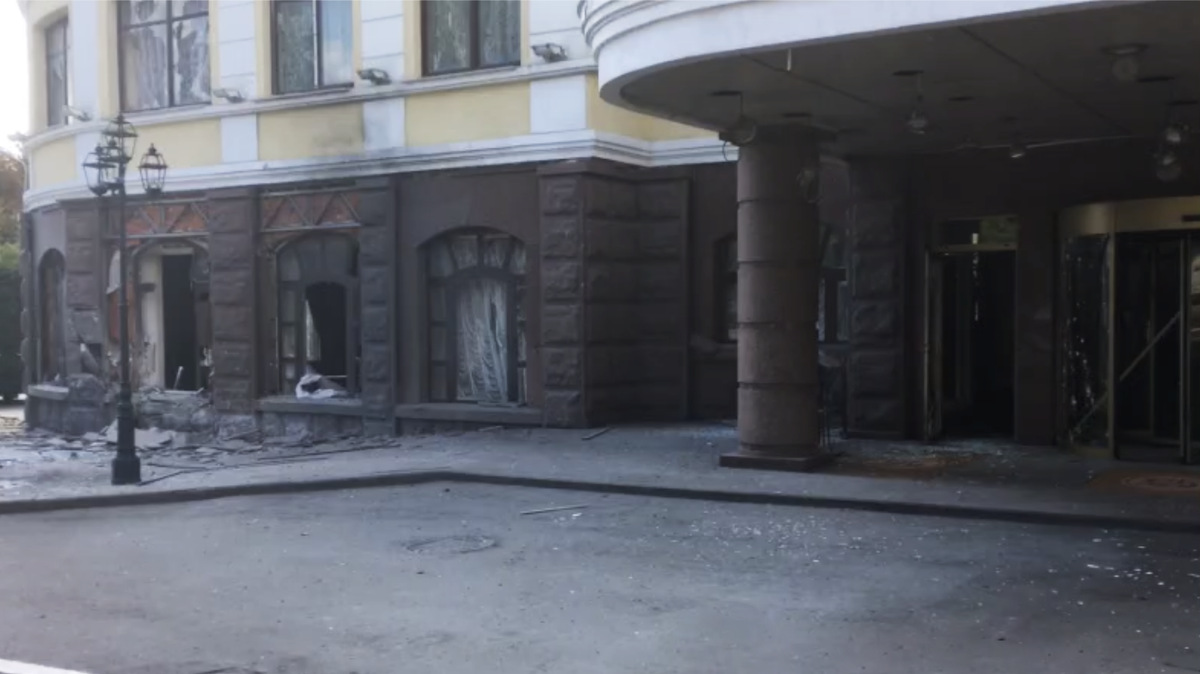    Последствия артиллерийского обстрела Донецка со стороны ВСУ. Кадр из видео© РИА Новости