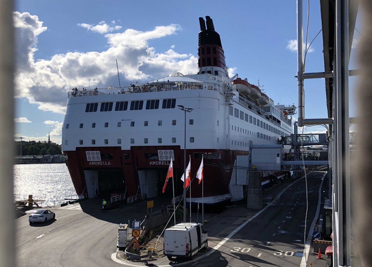 Паром перевозит не только людей: вот так в него заезжают легковые машины и даже огромные фуры!