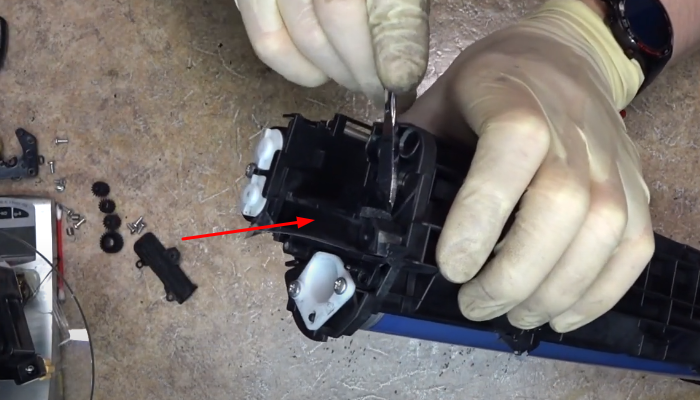 Фото 18. Сняли пластиковую часть корпуса с фото 17. Стрелкой указан выступ, закрепляющий две половины драм-картриджа