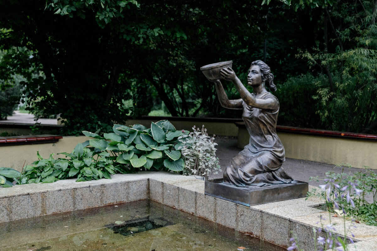 «Девушки на фонтанах». Девушка круглой чашей. 