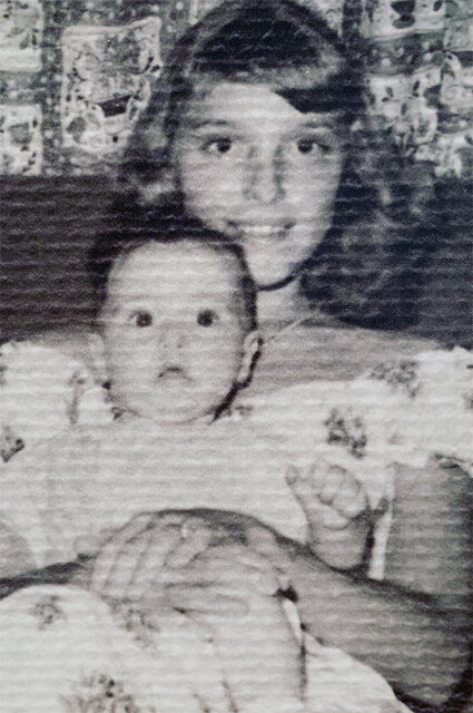 Десяти летняя Шэрон у которой на руках её сестра