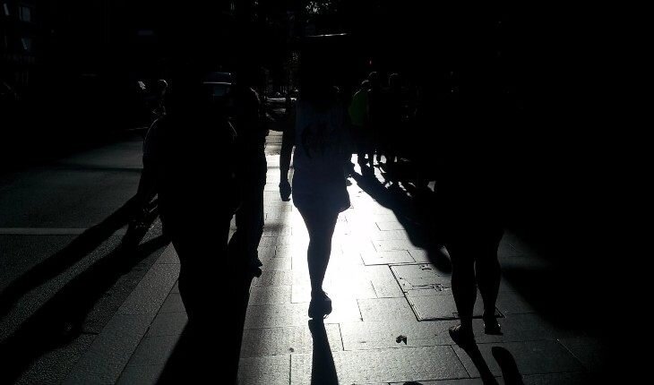    При недостатки витамина A глаза плохо видят в зимних сумерках