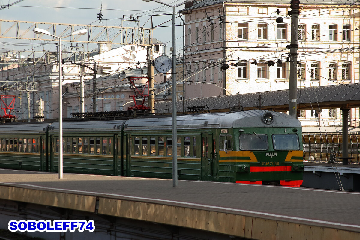 Поезда через курский вокзал. Электричка на вокзале. Поезда через курский вокзал. Курский вокзал электрички. Курский вокзал москва платформы.