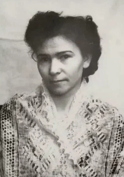 Наина Элисин в молодости.