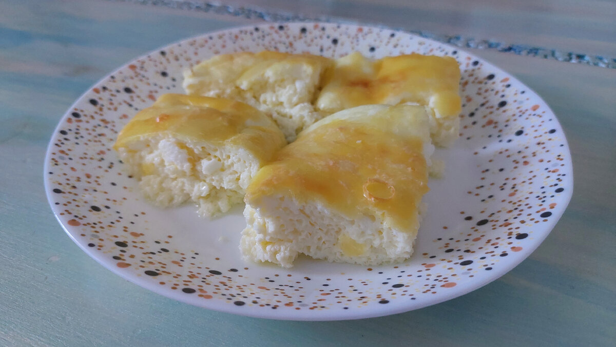 Яйца - 5 шт, молоко - 200 мл, соль - по-вкусу