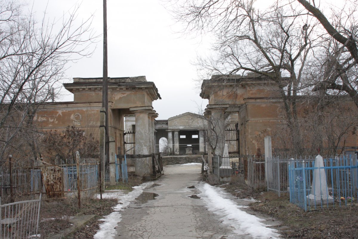    От былого великолепия пантеона не осталось и следа.