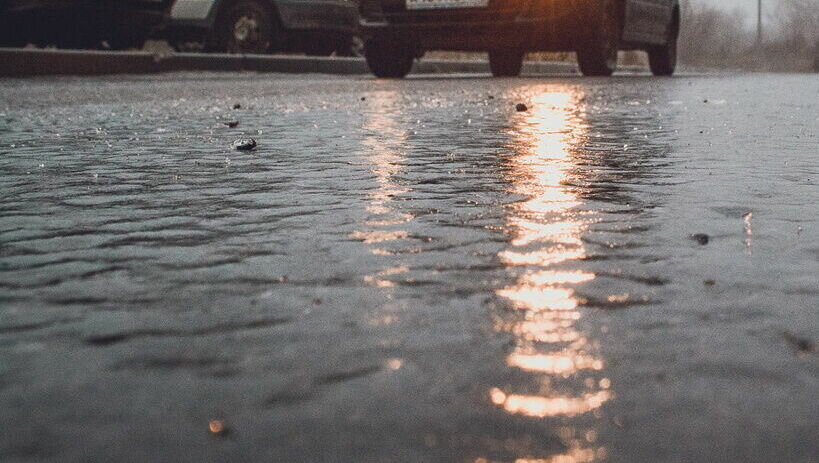     Пожилых людей попросили без необходимости не выходить из дома.