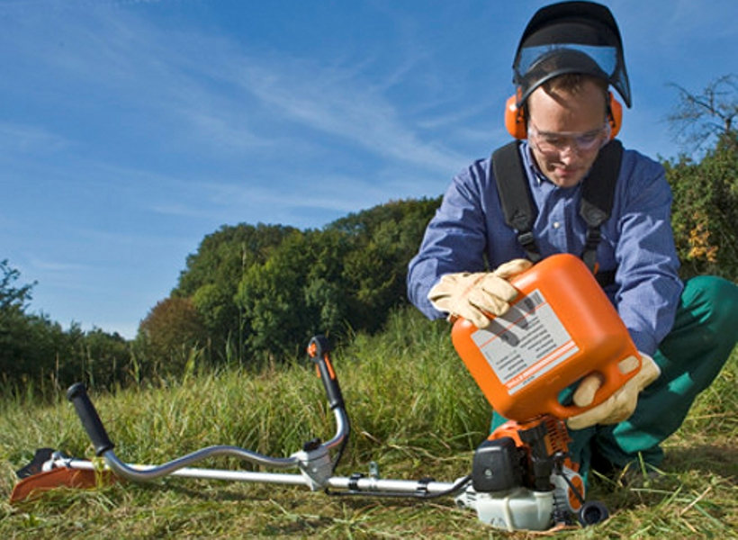 Мотобур какой бензин. Триммер бензиновый Stihl. Топливо для триммера. ГСМ для триммера. Смесь для триммера бензинового.