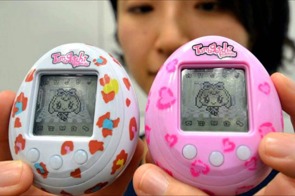 Популярная в своё время японская электронная игрушка Tamagotchi.