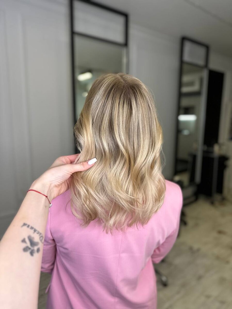 Легкие локоны после окрашивания клиентки в Kosa Colour Studio.