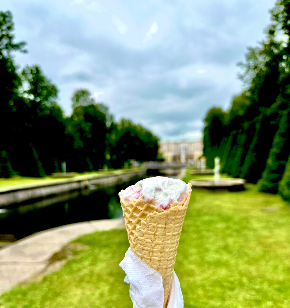 Мороженое (уже обгрызанное), Петергоф