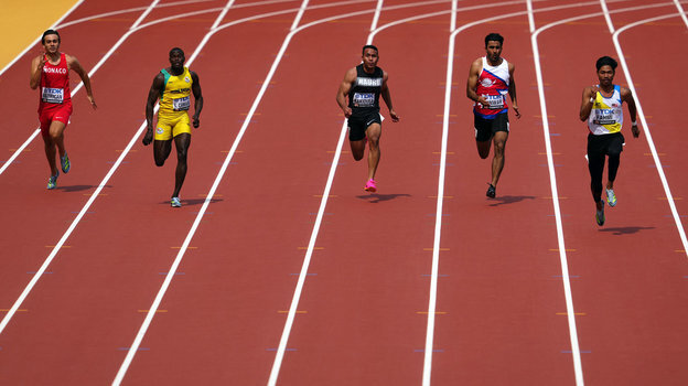    Участники забега на 100 метров. Reuters