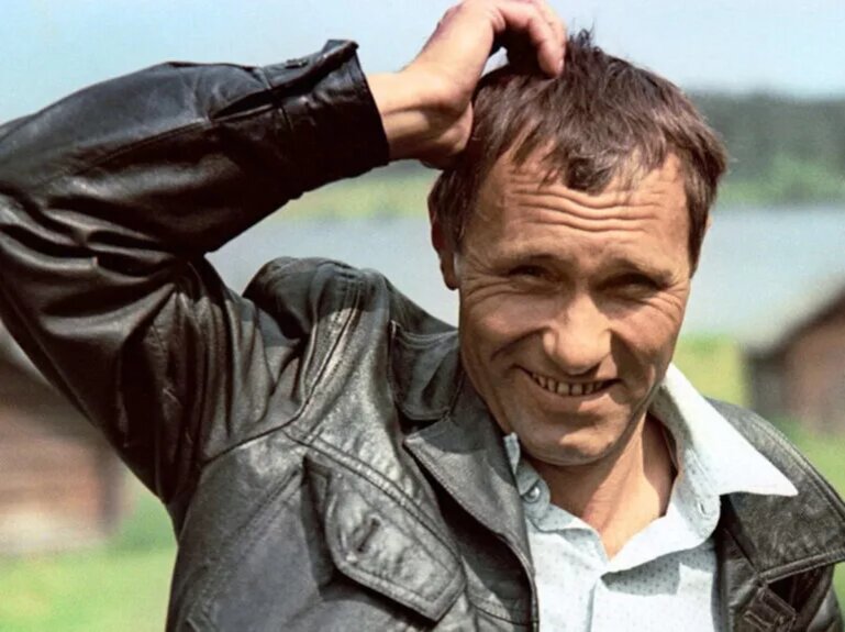  Знаменитый режиссёр Василий Шукшин умер в возрасте 45 лет. Официальной причиной смерти Шукшина стал инфаркт. Однако в кончине Василия Макаровича было много странного.